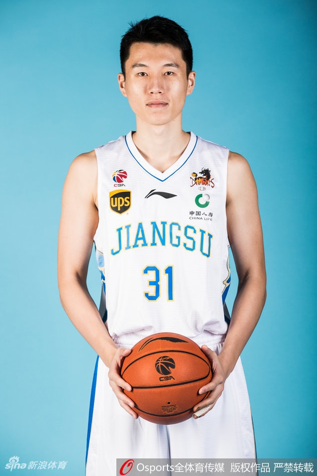 新秀刘磊与内线大将吴冠希在镜头前搞怪互动，刘磊面对这位公认的队内“颜值担当”故意做出压力山大的表情，更衣室欢乐氛围尽显。