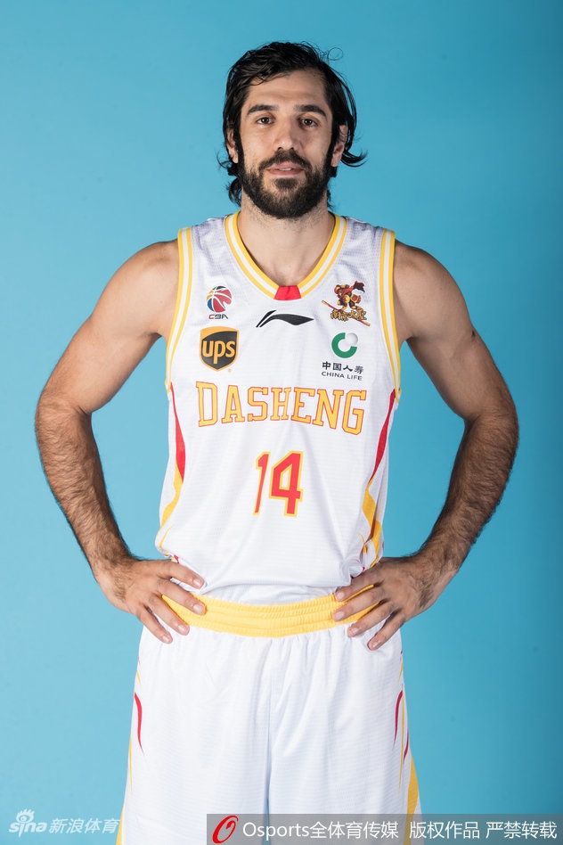 唐正东与郭一飞在内线交流,老大哥拍着后辈的肩膀,传递着内线攻防的秘诀与信任。