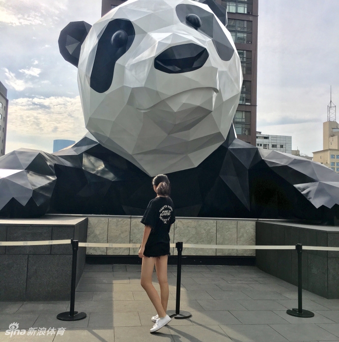 更衣室暖黄的灯光下,鲁西西ii轻倚衣柜,库里球衣搭配休闲短裤,不经意间展现出运动后的惬意与慵懒