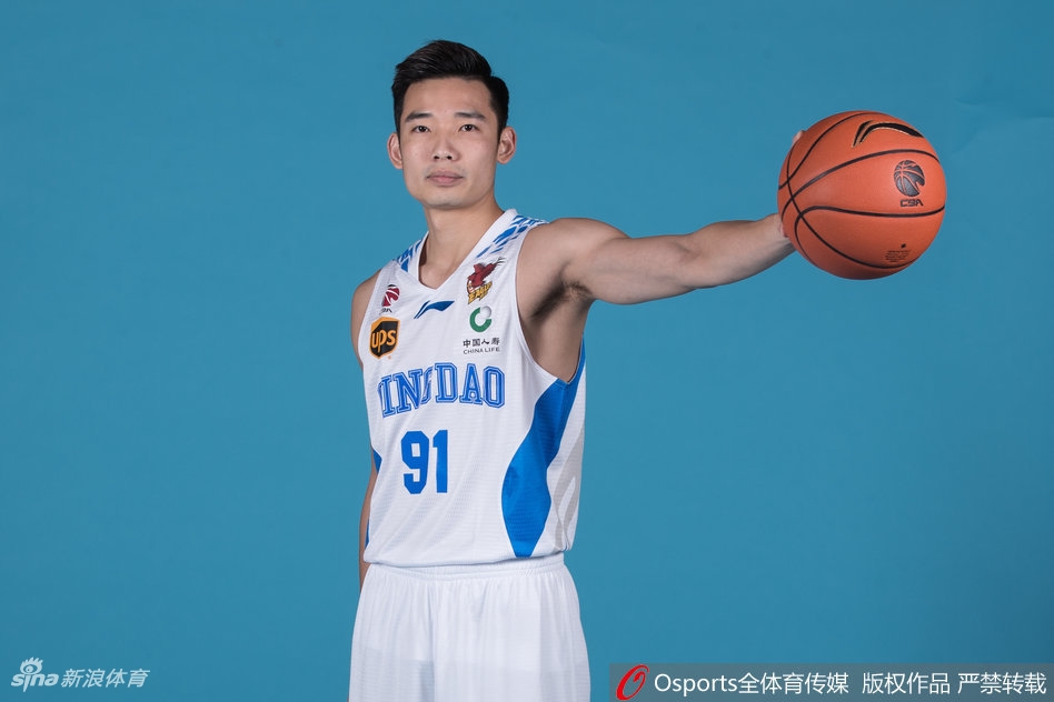 外援吉布森与琼斯并肩而立，眼神中透露出默契与自信，这对得分能力爆表的组合将是青岛男篮攻城拔寨最锋利的武器。