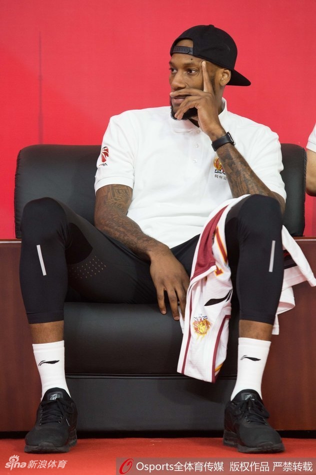 银发教父蒋兴权端坐席间，目光如炬，他作为球队顾问，为年轻的浙江男篮带来了宝贵的经验和沉稳的定力。