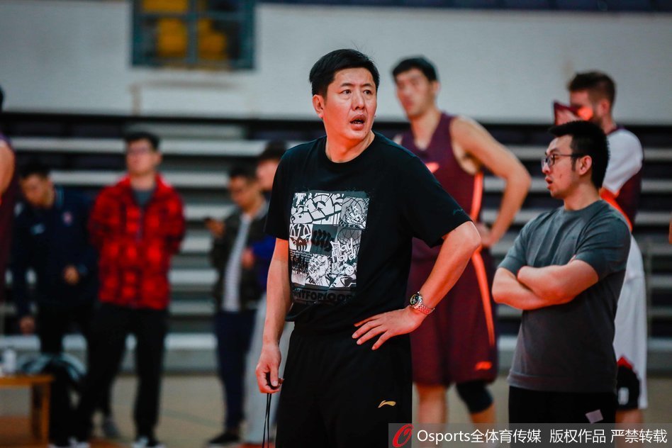 训练结束后，马布里被一群记者团团围住，面对话筒和镜头，他侃侃而谈，脸上洋溢着自信的微笑，似乎对球队的新赛季前景胸有成竹。