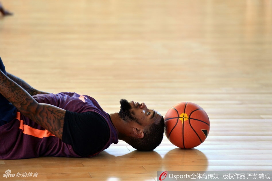 训练间隙,肖恩·左手叉腰,右手指向球场另一侧,正神情专注地与教练讨论着刚才那个回合的防守站位。