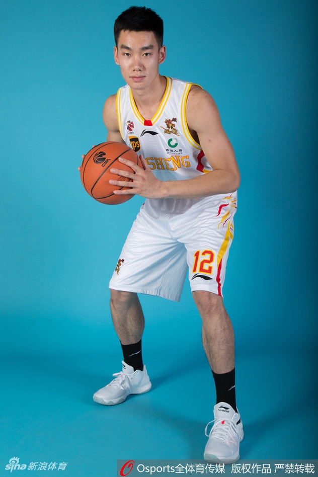 冯欣、于长春、张翌星、杨力、王睿、张财宝等后场群像,他们神情各异,但眼中都闪烁着对胜利的渴望。