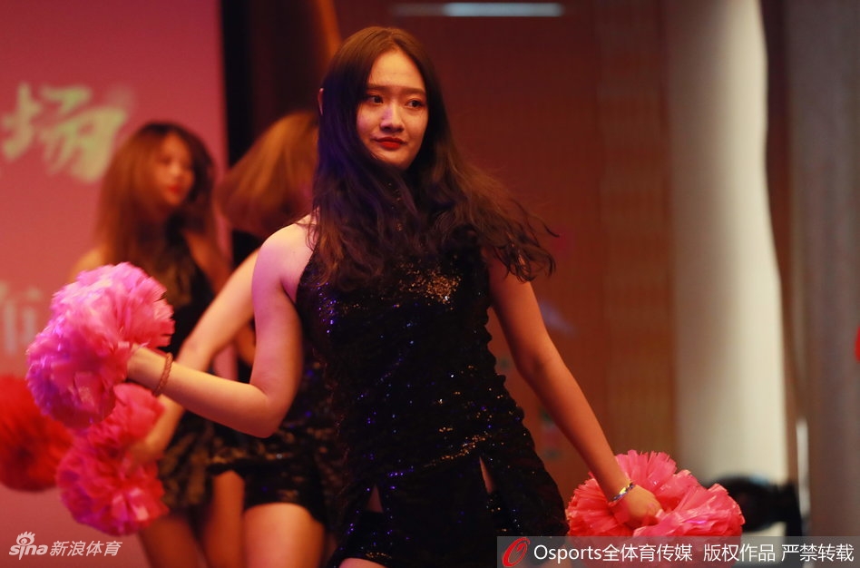 啦啦队宝贝在背景板前留下倩影，修长的身姿与“南京同曦”的队徽相映成辉，她们是新赛季赛场边最靓丽的风景线。