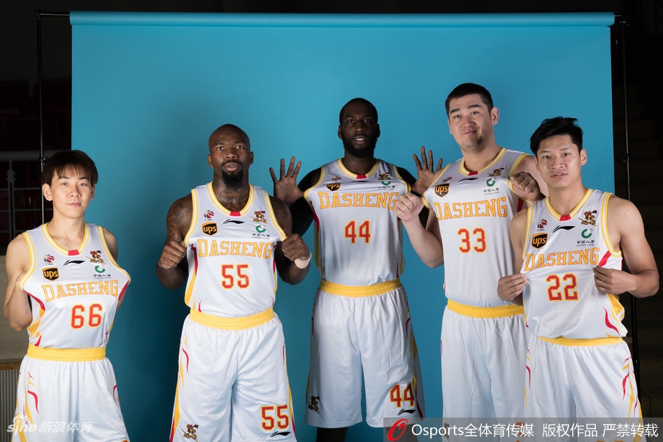 JJ-希克森在内线卡位,坚实的臂膀如同城墙,眼神坚毅地望向前方。