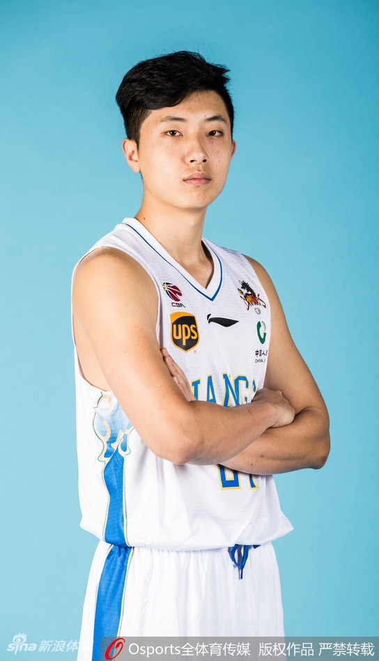 全队围拢在一起，臂膀相搭，展现出强大的团队凝聚力，队长易立位居中央，仿佛在呐喊出新赛季冲击季后赛的钢铁誓言。