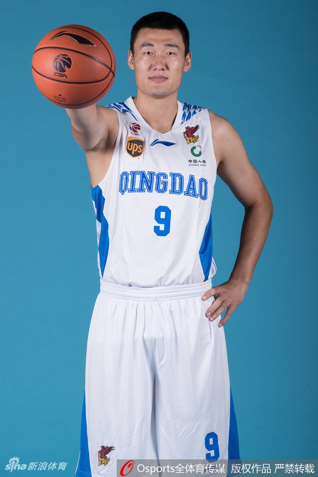 内线巨塔苏伟在镜头前握拳怒吼，坚毅的眼神仿佛在宣告他对禁区的绝对统治权，新赛季他将用宽厚的肩膀为青岛撑起内线屏障。