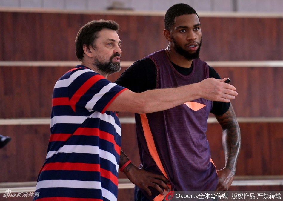 训练结束,肖恩·朗与每一位队友击掌致意,他那双大手传递出的不仅仅是力量,更是融入新集体的温暖和善意。