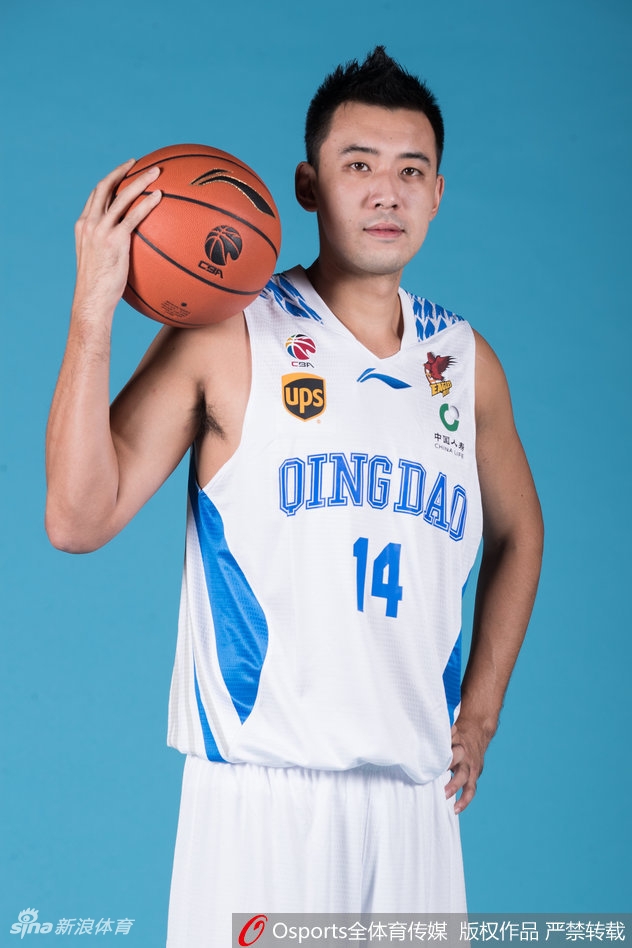 全队上下在镜头前轻松合影，有人搞怪比心，有人开怀大笑，团结轻松的队内氛围预示着这支球队将带着快乐的心情踏上新赛季的征途。