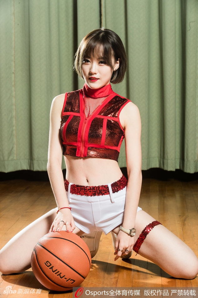 肯帝亚篮球宝贝身穿亮黄色短裙，在聚光灯下舒展身姿，笑容极具感染力