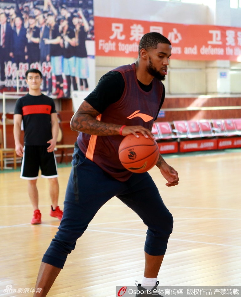 肖恩·朗在训练馆中央高高跃起,双手狠狠地将球砸进篮筐,仿佛要将所有的期待都化作这雷霆万钧的一扣。