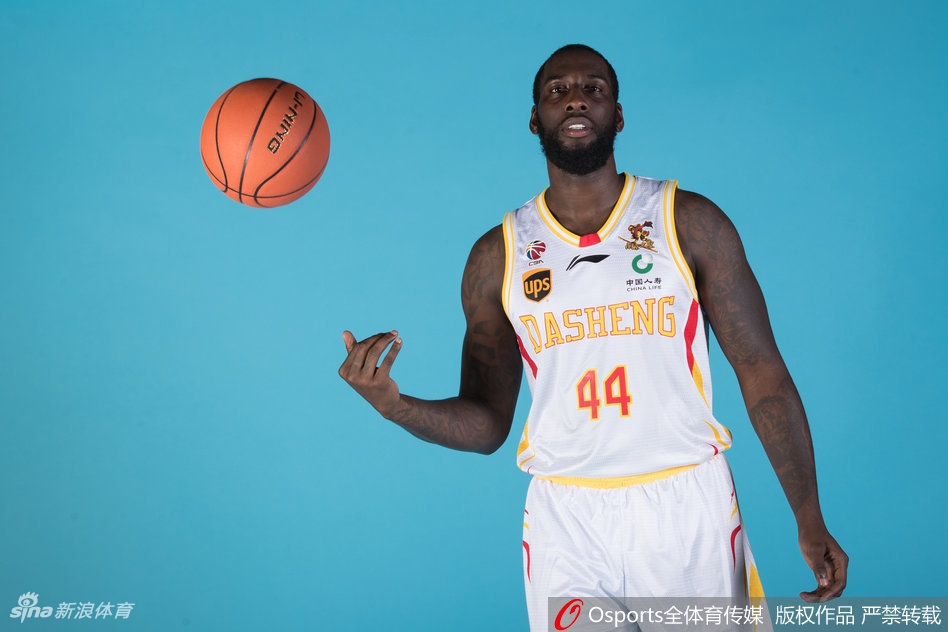 冷振铎与队友姜博、何敬佳并肩而立,三位青年才俊面带微笑,朝气蓬勃,仿佛初升的太阳。