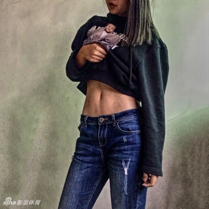 镜头拉近,鲁西西ii五官精致立体,眼神中透着对偶像的喜爱与坚定,库里30号字样在画面中格外清晰