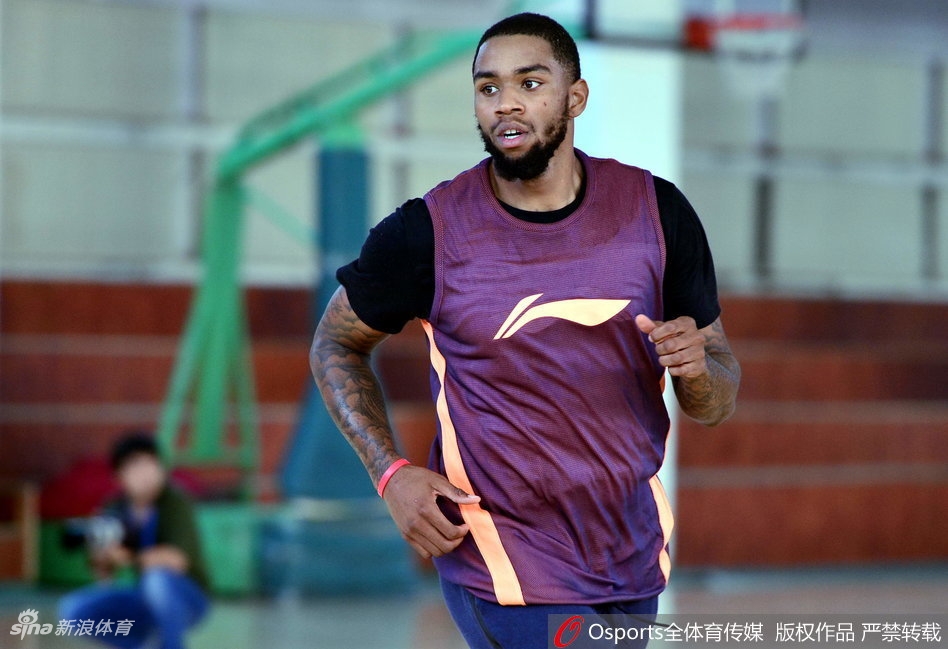 肖恩·朗在场边拉伸放松,神情轻松愉悦,阳光透过场馆窗户洒在他身上,仿佛为这位新飞虎镀上了一层金色的光芒。