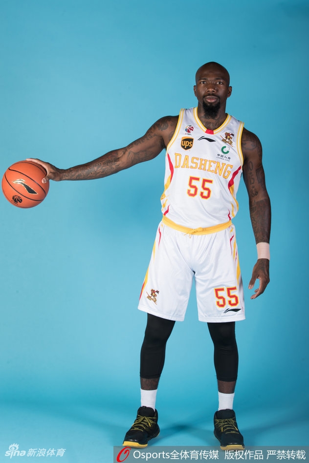 巴赫拉米、周仪翔、乔文瀚与宋建骅一字排开,伊朗铁骑与本土射手群神情专注,蓄势待发。