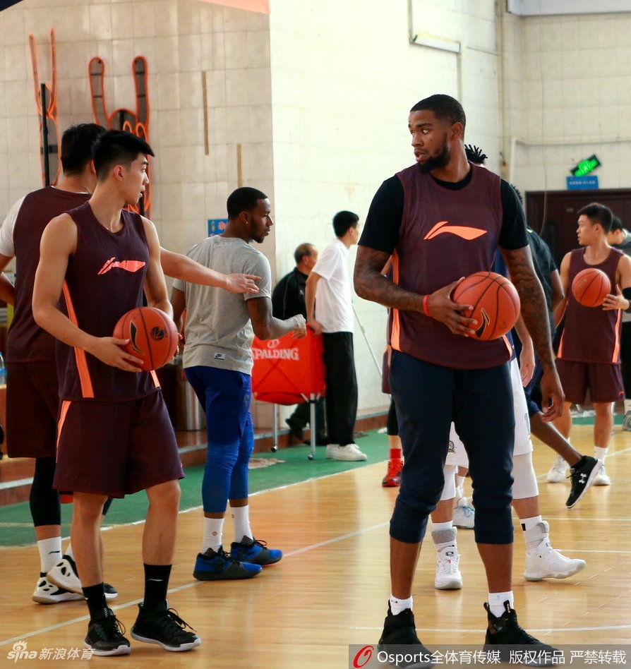 肖恩·朗微微弯腰,像一座铁塔般稳稳地卡住防守人,用宽厚的背部为持球队友开辟出一条畅通的传球路线。