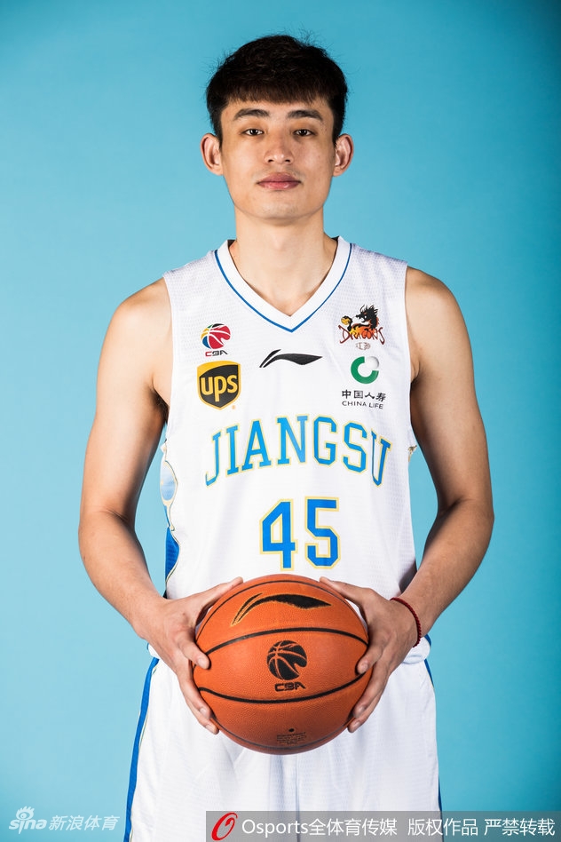 李原宇与柳伟在内线卡位肉搏中相视而笑，训练场上的汗水与竞争，将转化为常规赛赛场上捍卫江苏内线的钢铁长城。