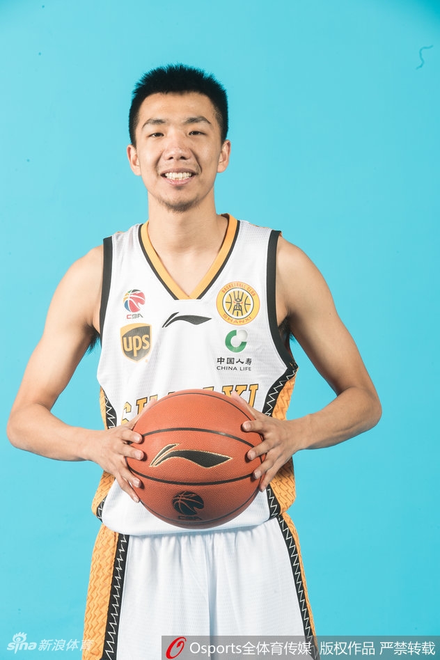 王磊、李敬宇、沙威剑三名锋线球员排列成三角队形，或叉腰或握拳，充满了战术执行力。李敬宇刚刚转投山西，他的到来不仅带来了精准的三分，更为球队的锋线轮转增添了厚重的砝码。