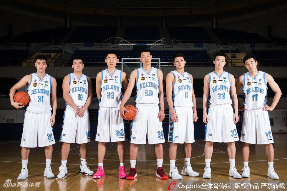 翟晓川与朱彦西并肩而立，一个刚毅勇猛，一个沉着冷静，他们共同筑起了首钢男篮最坚固的锋线屏障。