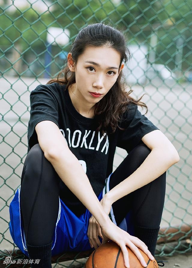 高珊在防守中长臂遮天，一巴掌将对手的投篮扇出场外，皮球落点处的观众兴奋地举起手机拍照