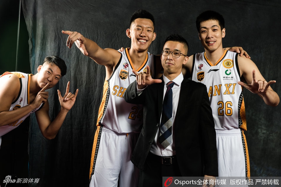 山西男篮外援斯科拉与詹宁斯并肩拍摄双人写真，两人神情专注而自信，斯科拉粗壮的麒麟臂格外显眼，詹宁斯则双手抱胸，眼神中充满对新赛季的期待。