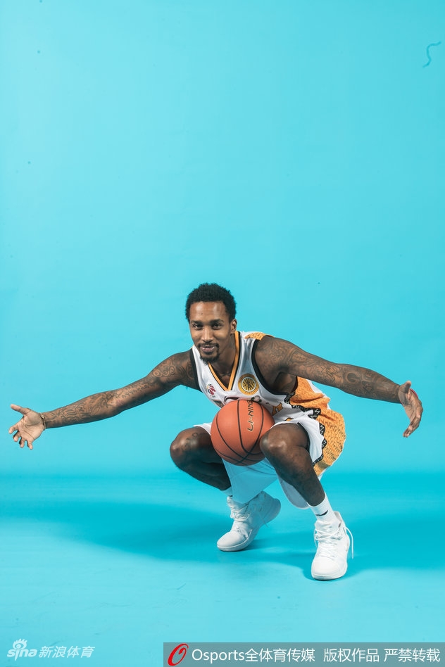 路易斯·斯科拉在镜头前展示了什么叫作“内线肌肉丛林”，他双臂环抱胸前，粗壮的手臂肌肉线条如同雕刻一般，面对镜头露出沉稳而霸气的微笑，被球迷戏称为“麒麟臂”的身材依旧保持得如铁打一般。