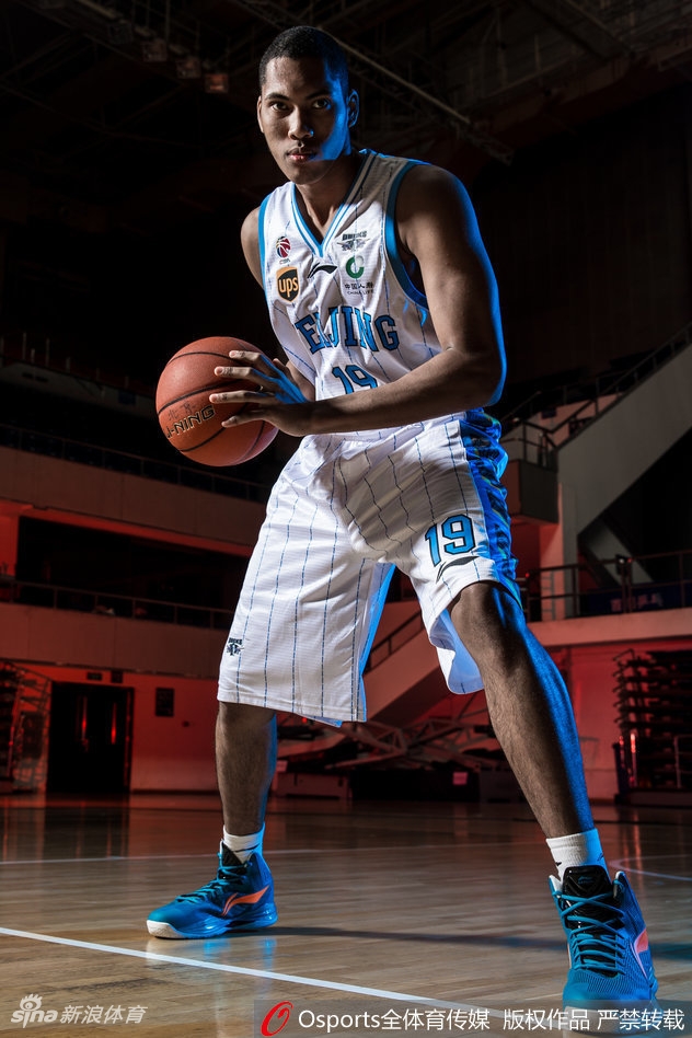 王骁辉身处蓝色光雾之中,表情冷峻,光线在他身上形成了富有层次的明暗对比,彰显出防守悍将的沉稳与果敢。