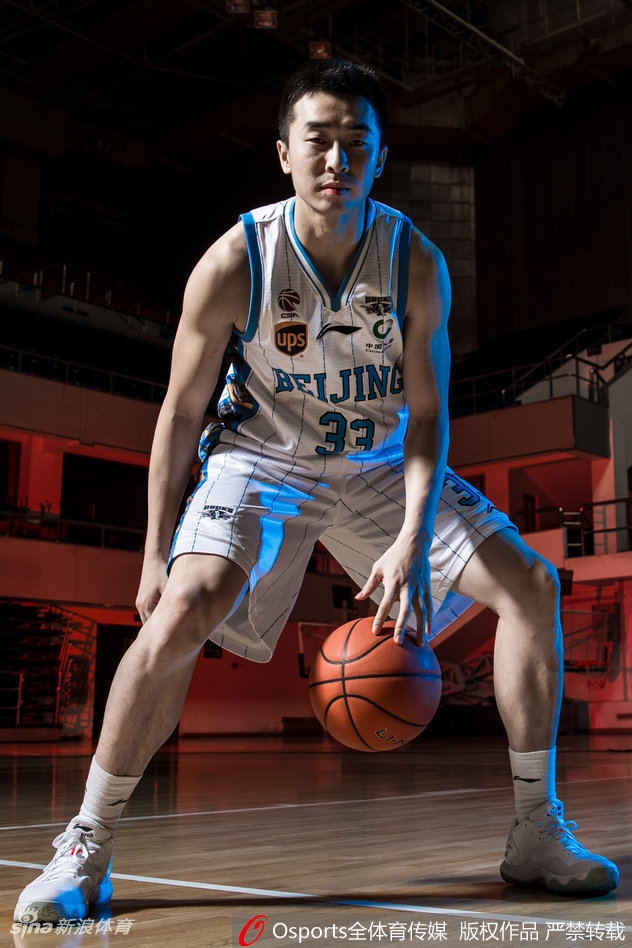 方硕侧身而立,一束暖光勾勒出他坚毅的面部轮廓,背景是虚化的蓝色光斑,仿佛他正从光影的隧道中走来,带着与生俱来的大将之风。