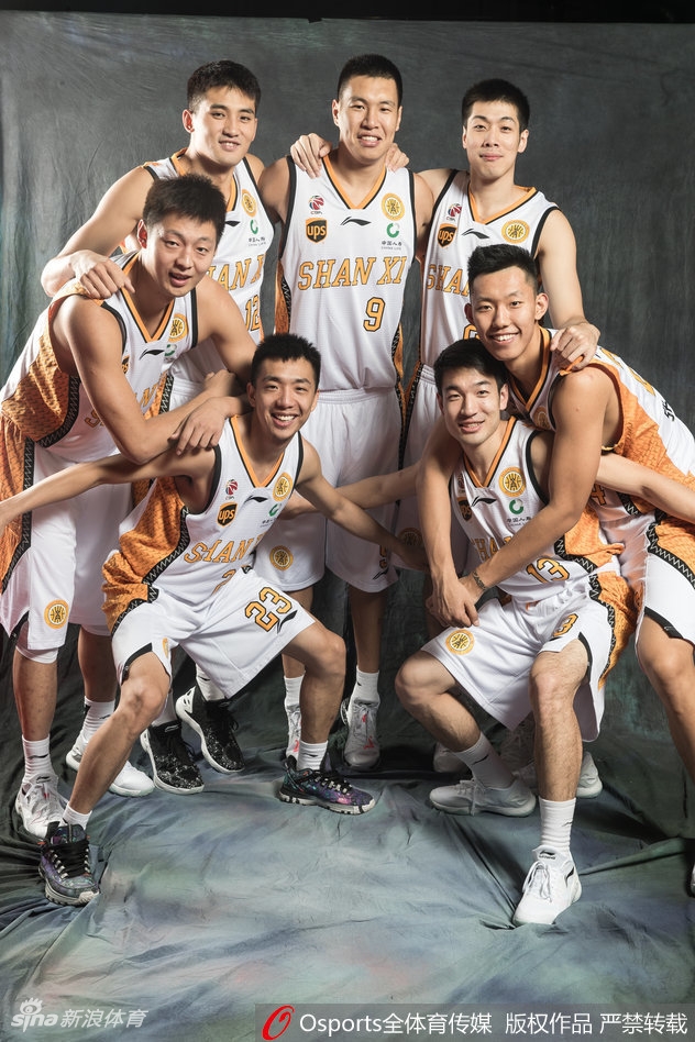 写真拍摄结束后，几名山西男篮队员勾肩搭背地站在一起看相机里的预览照片，他们指着屏幕哈哈大笑，互相调侃着彼此的表情和动作，现场充满欢乐。