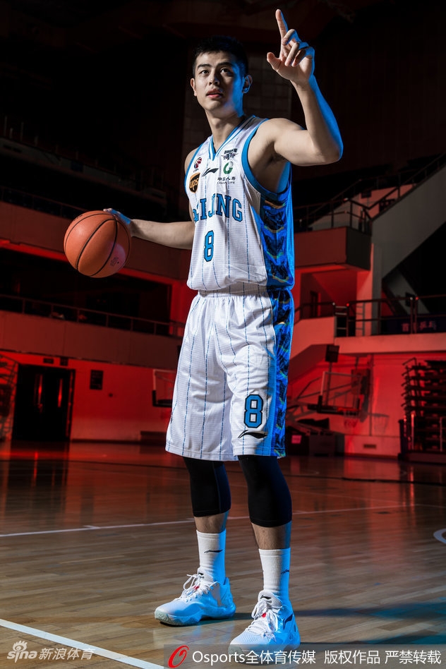 张才仁在光与影的缝隙中突破,动态的虚影与凝固的光线交织,展现出他在赛场上风驰电掣般的速度与爆发力。