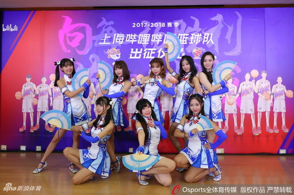 吉祥物小鲨鱼与B站标志性的小电视君在舞台上击掌互动，两个萌萌的卡通形象成为全场焦点，为严肃的出征仪式增添了许多欢乐气氛。