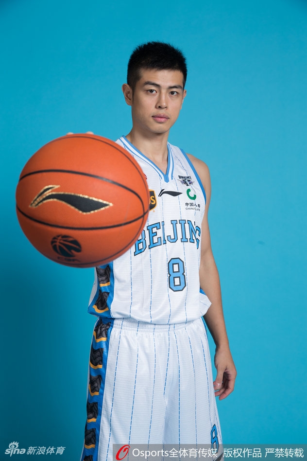 王骁辉与王旭等年轻队员围在一起，彰显团队力量，他们是板凳匪徒，随时准备上场改变比赛走势。