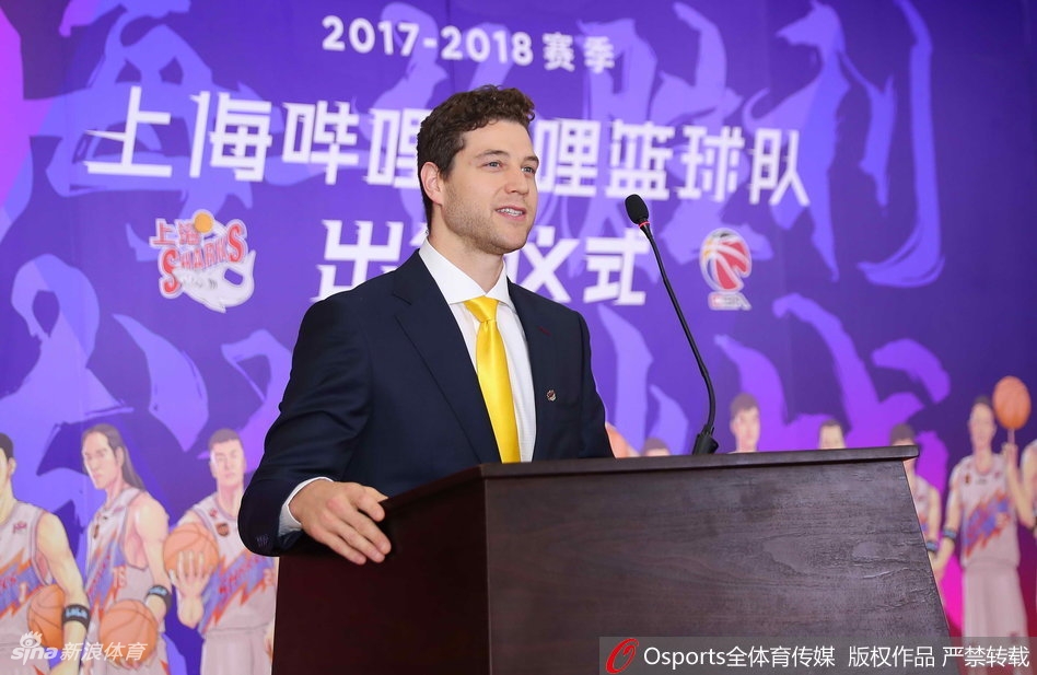 出征仪式现场全景，大屏幕上的“大鲨鱼”LOGO熠熠生辉，台下将士们整装待发，新的征程即将从这里起航。