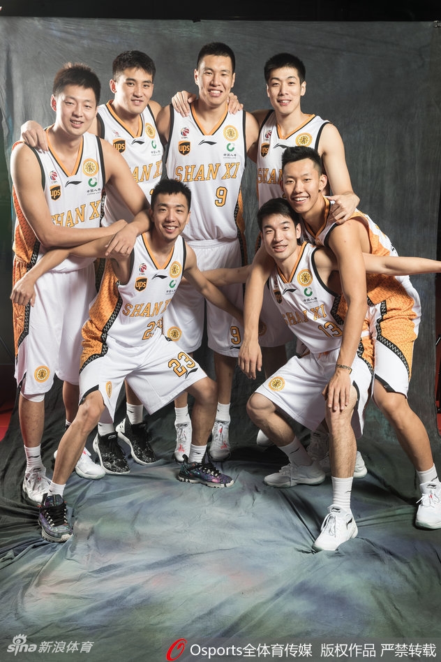 两名山西队队员在镜头前互相搞怪，一人伸手假装锁喉另一人，表情凶狠逗趣，另一人则配合地翻起白眼、张大嘴巴，仿佛真的被勒住，场面十分搞笑。