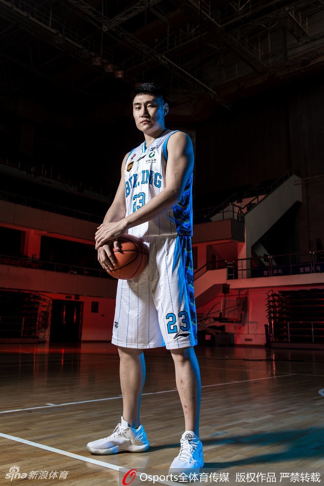 朱彦西在逆光中抬手投篮,光线在他周围形成梦幻的轮廓光,无数细小的光点如同赛场上的汗珠,定格了即将出手瞬间的永恒。