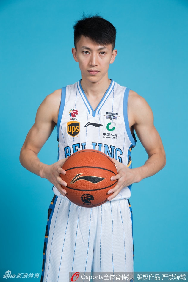 混血中锋丘天面对镜头略显青涩却眼神坚定，这位北京小伙正蓄势待发，准备在职业赛场兑现天赋。