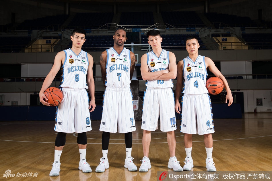 方硕持球凝视前方，神情专注，作为北京篮球亲手培养的明星后卫，他时刻准备在关键时刻一剑封喉。