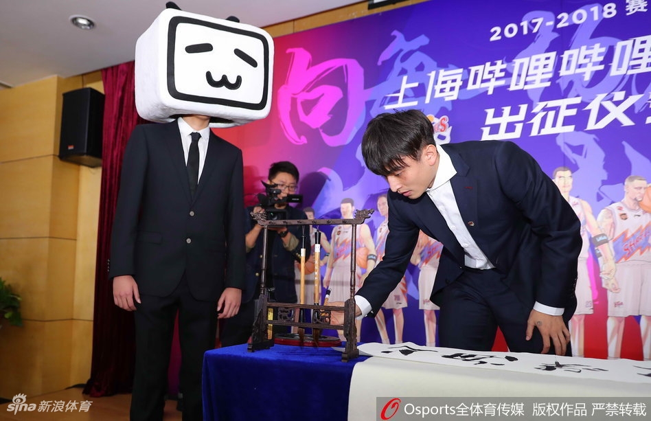 上海男篮众将齐聚出征仪式，背景板上的二次元画风与队员们坚毅的表情相映成趣，新赛季的期待写在每个人脸上。