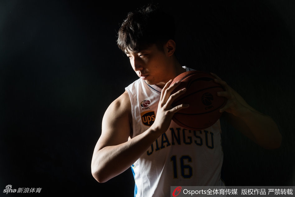 最后这张全景图中，所有宝贝簇拥着唯一的“国王”布鲁克斯，野兽与美女的童话在篮球世界中被完美复刻，温馨而富有力量。