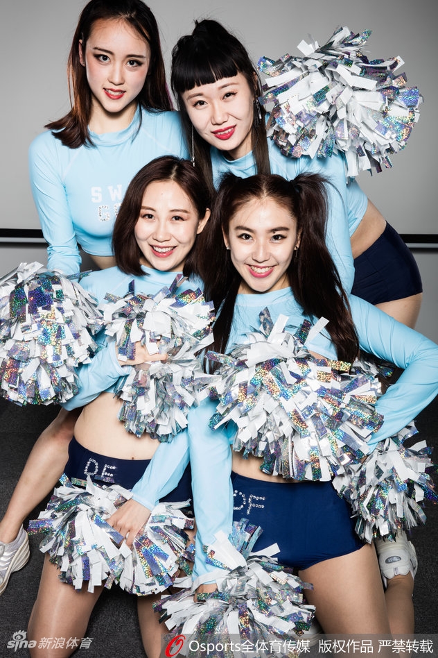 队员侧颜特写，光影交错下睫毛微垂，一滴汗珠滑过脸颊，定格了训练场上最真实动人的美丽瞬间