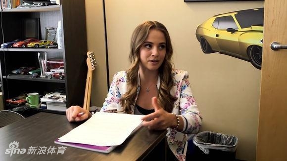 球场上的瑞秋目光如炬，正进行持球进攻，她扎实的运球功底和专注的神情，让人完全相信她曾是叱咤风云的校队得分王。