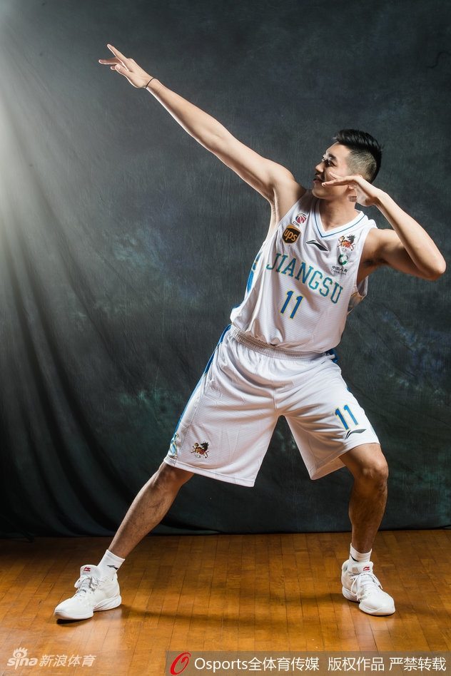 布鲁克斯身着红色战袍，眼神锐利如猎食者，而身旁的篮球宝贝则如同丛林中走出的精灵，诠释着赛场上的野性与柔情。