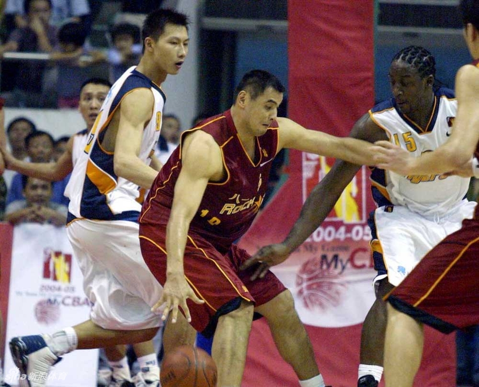 刘玉栋在防守端同样全力以赴，顽强的卡位和精准的预判展现了他全面的篮球技艺