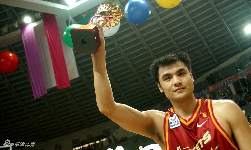 刘玉栋篮下强攻，面对多人包夹毫无惧色，浑身充满力量的他在禁区如入无人之境