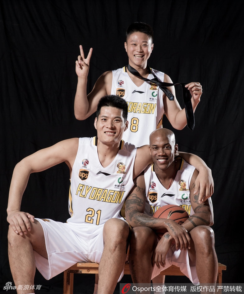 北控众将围拢而立，坚毅的目光与攥紧的拳头，无声宣告着新赛季的雄心壮志。