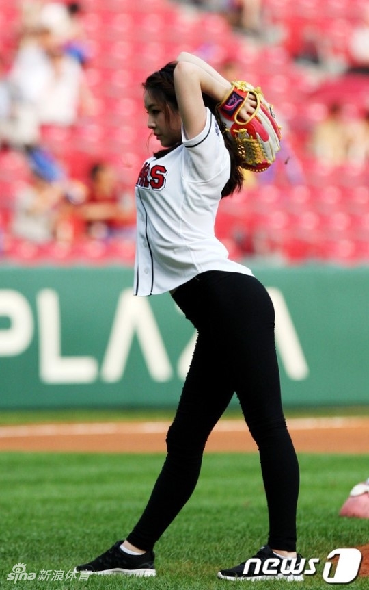 申秀智从容展示身体曲线，展现出长期运动雕刻出的健康美感，自信与美丽在举手投足间自然流露