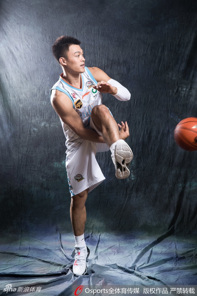 亚当斯单手抓球,面带微笑望向远方,仿佛在凝视着新赛季卫冕之路上的每一个对手与每一场胜利。