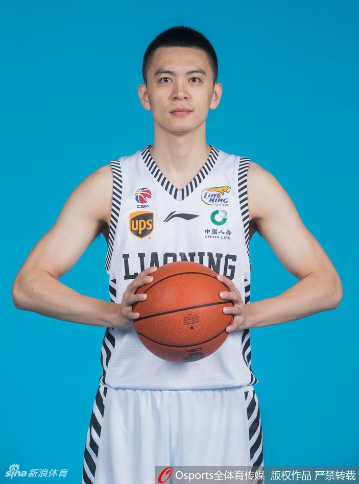 主教练郭士强指导在场边神情专注地进行战术部署,他的身后是蓄势待发的辽宁后卫群,画面充满了即将上场的紧张感。