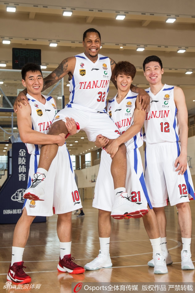 时德帅在篮下卡位要球，表情坚毅，这位年轻内线在新赛季被寄予厚望，将成为国内球员中的得分尖兵